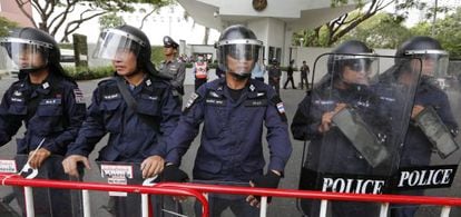 Polic&iacute;as tailandeses ante la Embajada de EEUU en Bangkok.