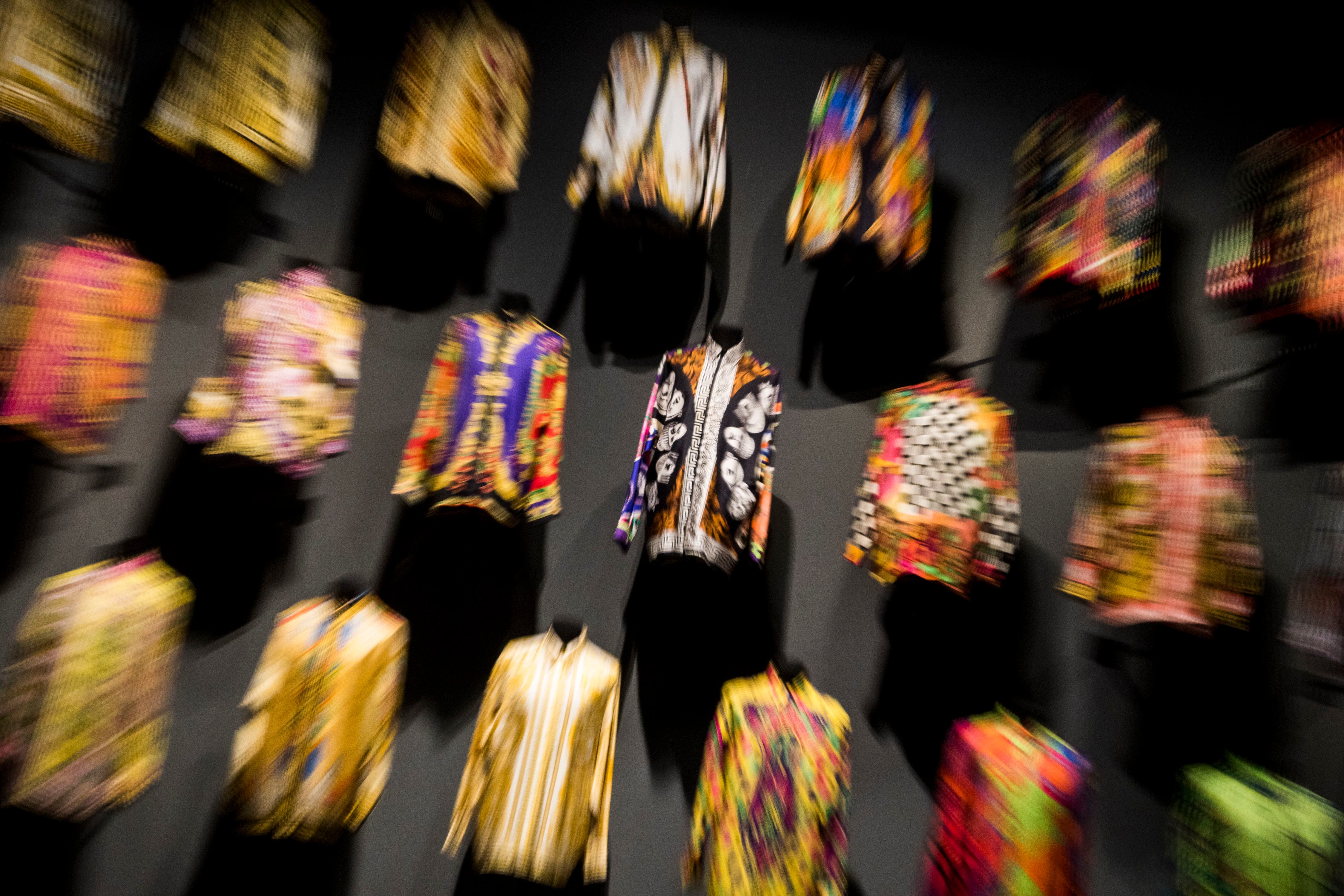 Un conjunto de camisas en las que predomina el estampado, uno de los sellos de identidad de Versace. La gran calidad de la seda ha permitido que se conserven perfectamente.