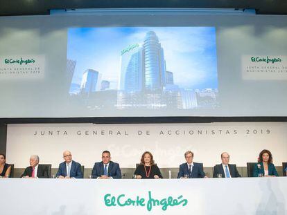 El consejo de administración de El Corte Inglés, presidido por Marta Álvarez, durante la junta general de accionistas celebrada hoy en Madrid.