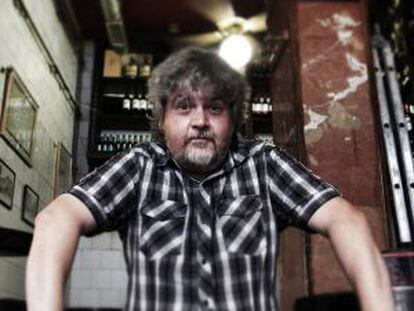 Javier Coronas en uno de los taburetes del bar Stop Madrid