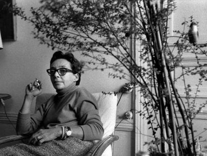 Marguerite Duras, en su casa de Par&iacute;s en 1965.