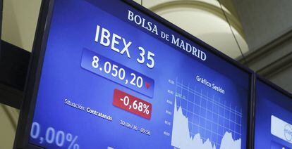 Un monitor en la Bolsa de Madrid muestra las fluctuaciones del principal selectivo espa&ntilde;ol.