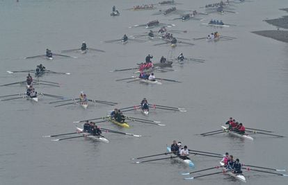 Los participantes de la Carrera del Río que recorre 6,8 kilómetros del río Támesis, desde Mortlake hasta Putney.