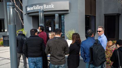 Gente haciendo cola en la sede central de Silicon Valley Bank, en Santa Clara, California (EE UU). 