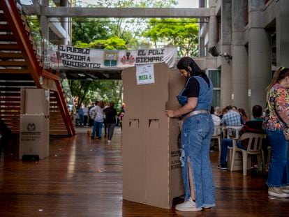 Una mujer vota en Medellín (Colombia), en mayo de 2022.