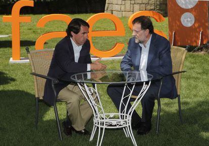 Jos&eacute; Mar&iacute;a Aznar y Mariano Rajoy en un acto del campus FAES. 