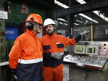 Rafel Villaseca, nuevo presidente de Celsa, escucha a un operario en la planta de Celsa en Castellbisbal.
