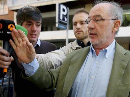Rodrigo Rato regresa a su domicilio, en Madrid.