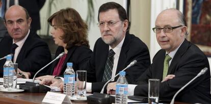 El presidente del Gobierno, Mariano Rajoy (segundo por la derecha); el ministro de Hacienda, Cristóbal Montoro (derecha); el ministro de Economía, Luis de Guindos (izquierda), y la vicepresidenta Soraya Sáenz de Santamaría (segunda por la izquierda)