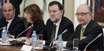 El presidente del Gobierno, Mariano Rajoy (segundo por la derecha); el ministro de Hacienda, Crist&oacute;bal Montoro (derecha); el ministro de Econom&iacute;a, Luis de Guindos (izquierda), y la vicepresidenta Soraya S&aacute;enz de Santamar&iacute;a (segunda por la izquierda)