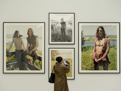 Una mujer hace una foto a las imágenes expuestas en ‘Steven Meisel 1993 A Year in Photographs’, este 18 de noviembre en el muelle de la Batería de A Coruña.