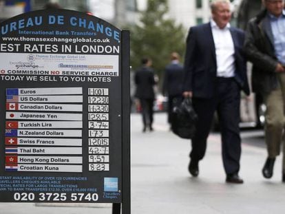 Informaci&oacute;n sobre la caida de la libra en una calle londinense tras el Brexit