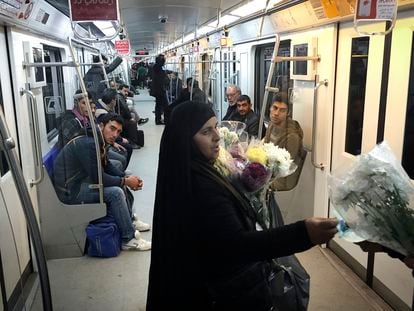 Una mujer vende flores en el metro de Teherán en una imagen de archivo.