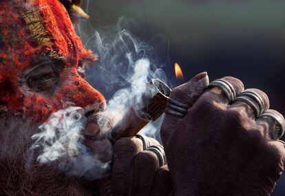 Un 'sadhu' fuma una pipa en el templo Pashupati de Katmandú (Nepal), durante las celebraciones del festival hindú Maha Shivaratri. Miles de devotos hindúes, incluyendo 'sadhus' de todo el país,- celebran el cumpleaños del dios Shiva, divinidad de la creación y la destrucción. Los hindúes celebran esta festividad con oraciones especiales y ayuno.