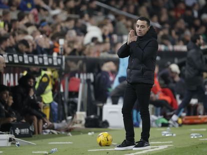 El entrenador del FC Barcelona, Xavi Hernández, durante el partido ante el Valencia.