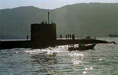 El submarino <b></b><i>Tireless,</i> a la salida de puerto de Gibraltar en mayo de 2001.