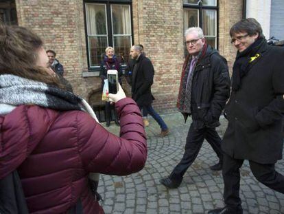 FOTO: Puigdemont durante un paseo por Brujas, junto al candidato a la alcaldía de la ciudad belga, el pasado 25 de noviembre. / VÍDEO: Mensaje de campaña de Puigdemont desde Bruselas de este sábado.
