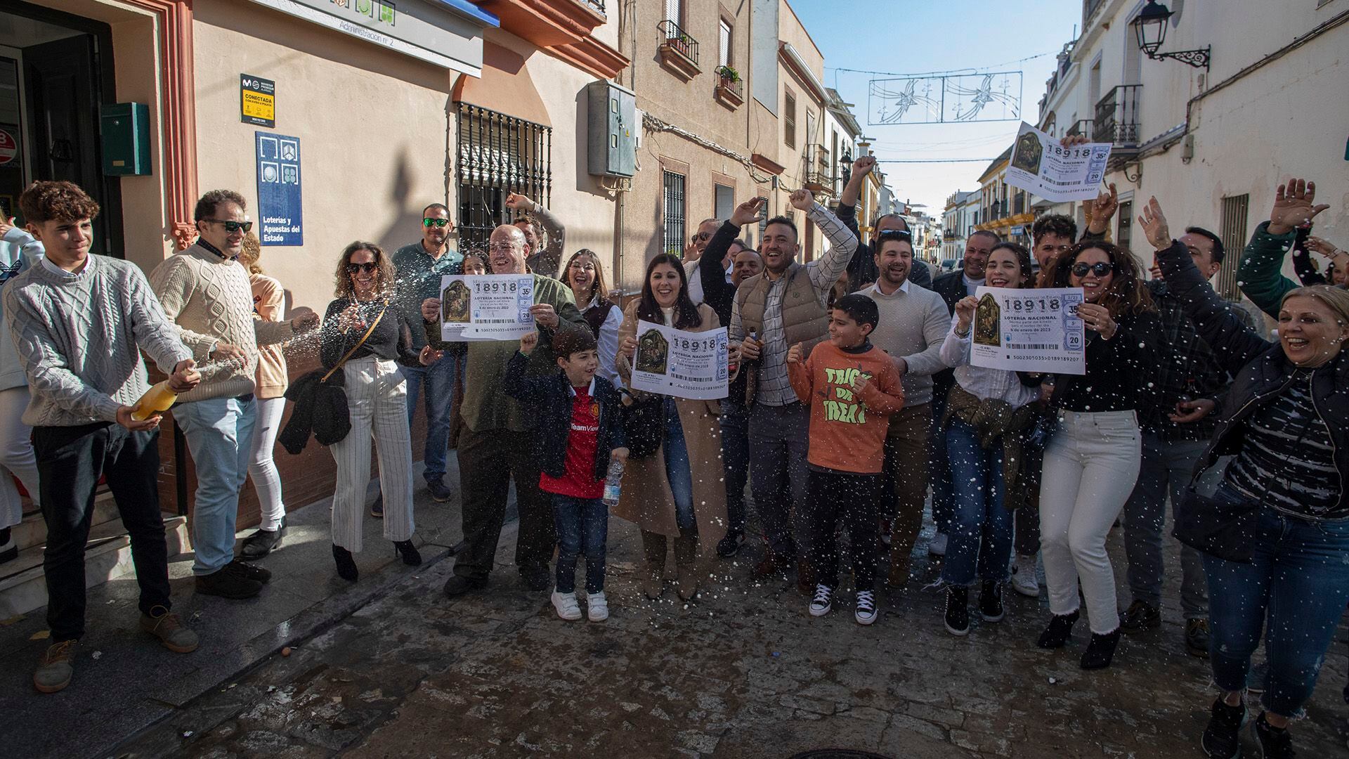Vecinos de Guillena (Sevilla) agraciados con el tercer premio de la lotería del Niño, número 18918.
