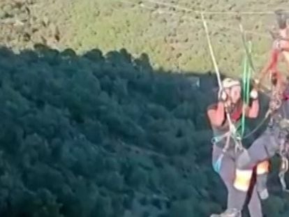 Momento en el que los efectivos del Consorcio Provincial de Bomberos de Málaga rescatan a una senderista atrapada en una tirolina a gran altura en Gaucín (Málaga)