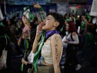 Una manifestante en una marcha por el aborto libre y seguro en Bogotá (Colombia), en septiembre de 2023.