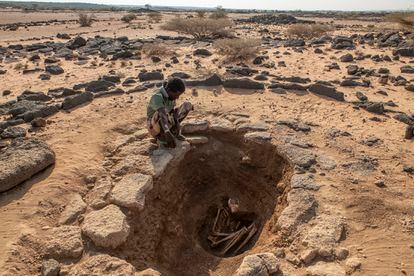 Uno de los trabajadores afar, de la campaña de excavación arqueológica en Abou Yousouf, observa una posible tumba neolítica antes de proceder a taparla.