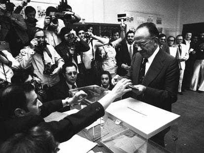 Santiago Carrillo vota en las primeras elecciones legislativas democráticas.