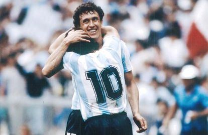 Valdano abraza a Maradona durante el Mundial de México 86.