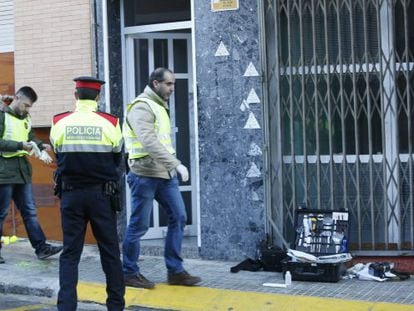 Mossos d'Esquadra recogen pruebas en la calle Verge dels Dolors, en el núcleo urbano de Gavà (Barcelona), donde un grupo de jóvenes ha encontrado muerto a un hombre de 28 años.