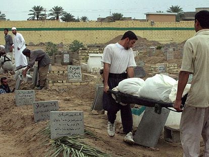 Víctimas de la batalla de Faluya son enterradas en el cementario de la ciudad.