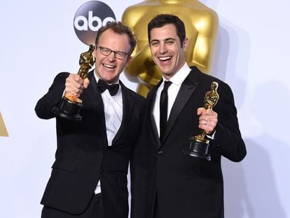 Tom McCarthy (izquierda) y Josh Singer posan con los Oscar a mejor guión por el filme 'Spotlight'.