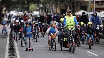 El bicibús de Barcelona que sale del mercado de Sant Antoni y llega a las escuelas de La Modelo, en una imagen del curso pasado.