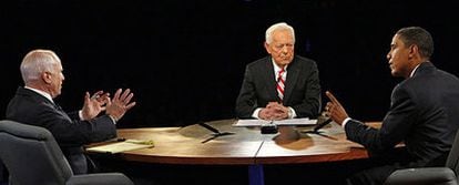 John McCain, a la izquierda, y Barack Obama, durante uno de los debates electorales moderado por Bob Schieffer (en el centro).