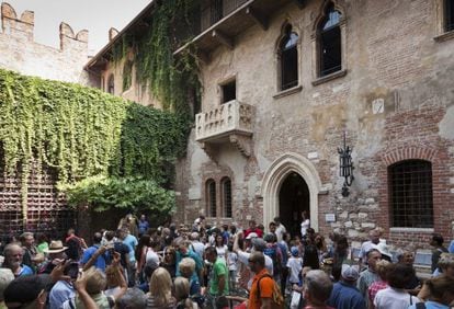 Una multitud de turistas frente al balc&oacute;n de Julieta en Verona. 