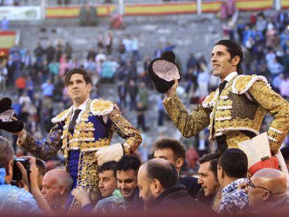 López Simón (izquierda) y Talavante, a hombros antes de traspasar la puerta grande.