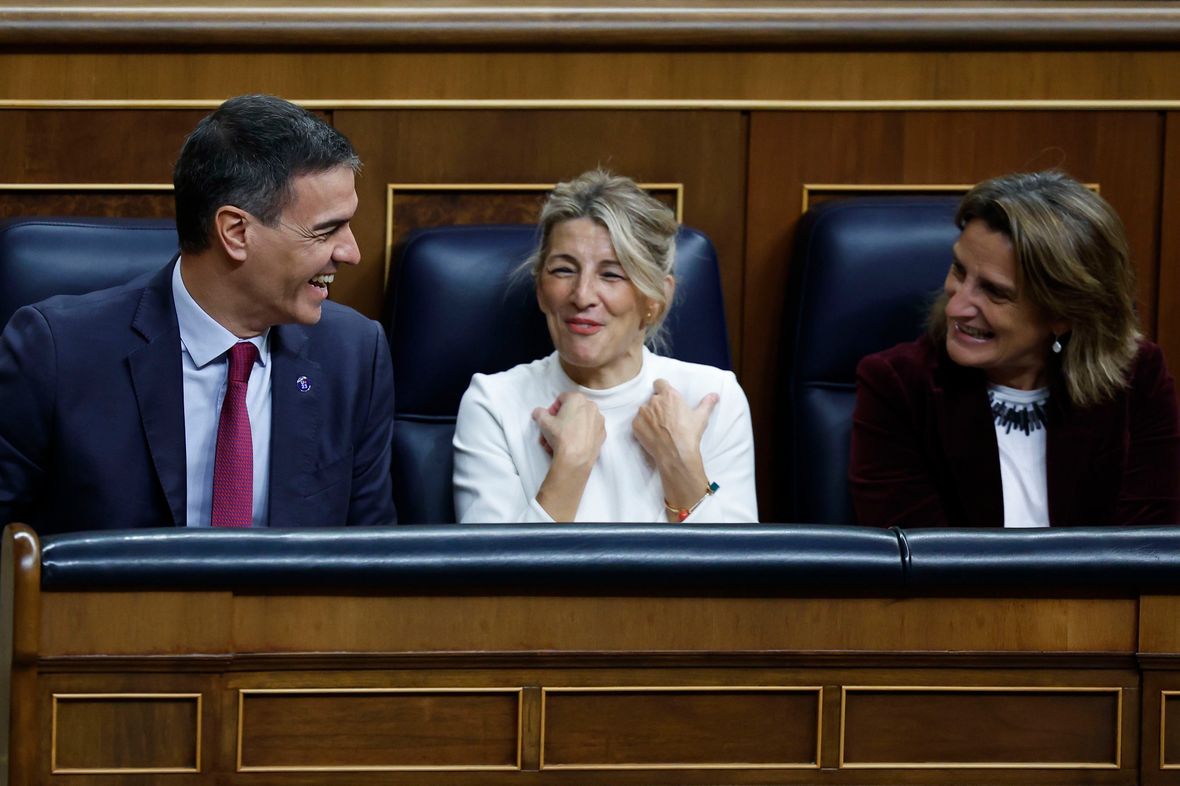 El presidente del Gobierno Pedro Sánchez se ríe junto a las ministras de Trabajo, Yolanda Díaz, y Transición Ecológica Teresa Ribera, al inicio de la apertura de la XV Legislatura. 