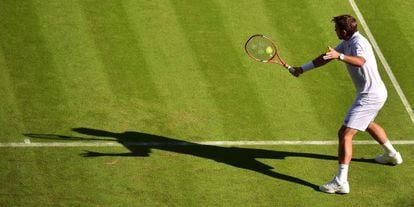 Wawrinka devuelve la pelota ante Sousa.