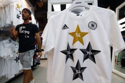 Camiseta de Adidas que conmemora los cuatro Mundiales conquistados por Alemania