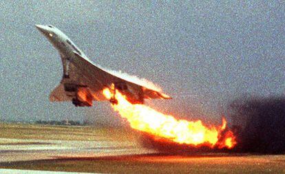 Momento en que el Concorde del vuelo 4590 de Air France despega con sus motores en llamas del aeropuerto Charles de Gaulle de París el 25 de julio de 2000