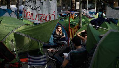 Joves acampats a plaça Universitat, aquest dissabte.