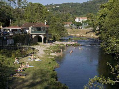 El r&iacute;o Tea a su paso por el balneario de Mondariz 