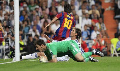Messi se aleja de la portería tras marcar el primer gol de su equipo ante la desolación del portero del Madrid, Iker Casillas y del defensa Sergio Ramos, durante el partido de fútbol de ida de la semifinal de la Liga de Campeones.