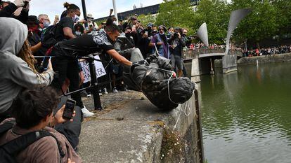Un grupo de manifestantes lanza la estatua del esclavista Edward Colston al puerto de Bristol, en Reino Unido, en junio de 2020.
