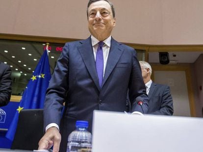 El presidente del Banco Central Europeo (BCE), Mario Draghi, en la Comisi&oacute;n de Asuntos Econ&oacute;micos del Parlamento Europeo, en Bruselas.