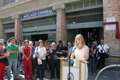 Sonia Castedo descubre una placa en el aniversario del bombardeo del Mercado Central de Alicante.