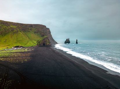 Reynisfjara (Vik, Islandia). La atmósfera de las sagas islandesas baña esta playa de arenas negras y pináculos de basalto que iluminan en invierno las auroras boreales. “Imposible de describir; uno de los lugares más fascinantes de Islandia”, escribe sobre este enclave uno de los usuarios de TripAdvisor.
