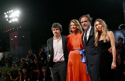 El director mexicano junto a su esposa, María Eladia Hagerman, su hijo Eliseo y su hija María, en la premiere de 'Bardo' en el 79no Festival de Cine de Venecia.