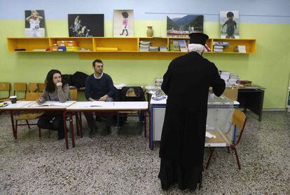 Un sacerdote ortodoxo ejerce su derecho al voto.