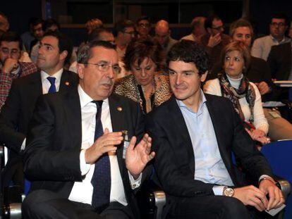 Jos&eacute; Luis Bilbao (izquierda), junto a Unai Rementeria, candidato del PNV a presidir la Diputaci&oacute;n vizca&iacute;na.