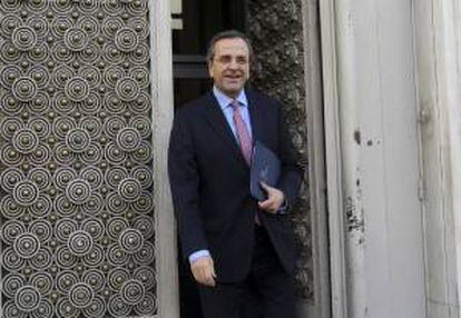 El primer ministro griego, Andonis Samarás, abandona las oficinas de la Administración General del Estado. EFE/Archivo