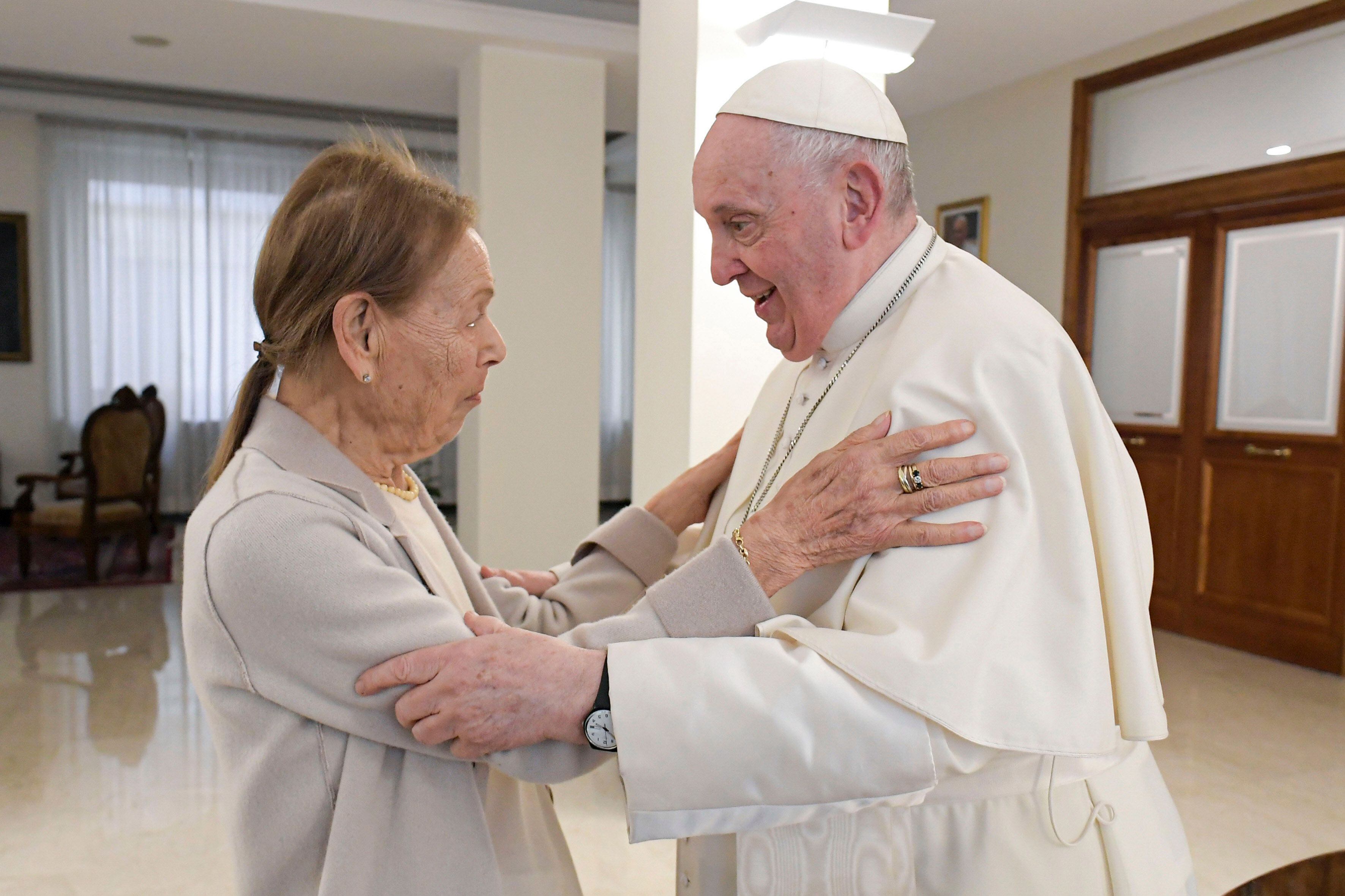 El papa Francisco con Edith Bruck en la Casa Santa Marta, el 27 de enero de 2022.